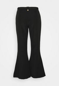 Pantalons évasés noirs en tissu doux, dotés d'une taille ajustée, de poches avant et d'un accent en bouton doré à la taille.