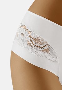 Mutande hipster di colore bianco con pizzo, realizzate in tessuto morbido, dotate di un pannello accentuato in pizzo floreale sul lato e una cintura morbida.