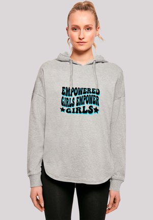 Grauer Hoodie mit Kordeln, verfügt über fetten schwarzen und blauen Text "EMPOWERED GIRLS EMPOWER GIRLS" und Sternelemente. Weicher Stoff, lockere Passform.