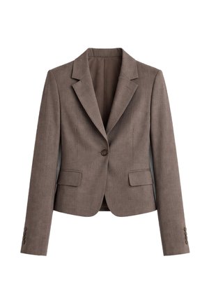 Hnedé dámske sako na mieru s jedným gombíkom na zapínanie, golierom s výrezom, klopovými vreckami a zapínaním na gombíky na rukávoch, zobrazené na bielom pozadí.