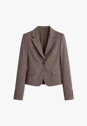 Hnedé dámske sako na mieru s jedným gombíkom na zapínanie, golierom s výrezom, klopovými vreckami a zapínaním na gombíky na rukávoch, zobrazené na bielom pozadí.