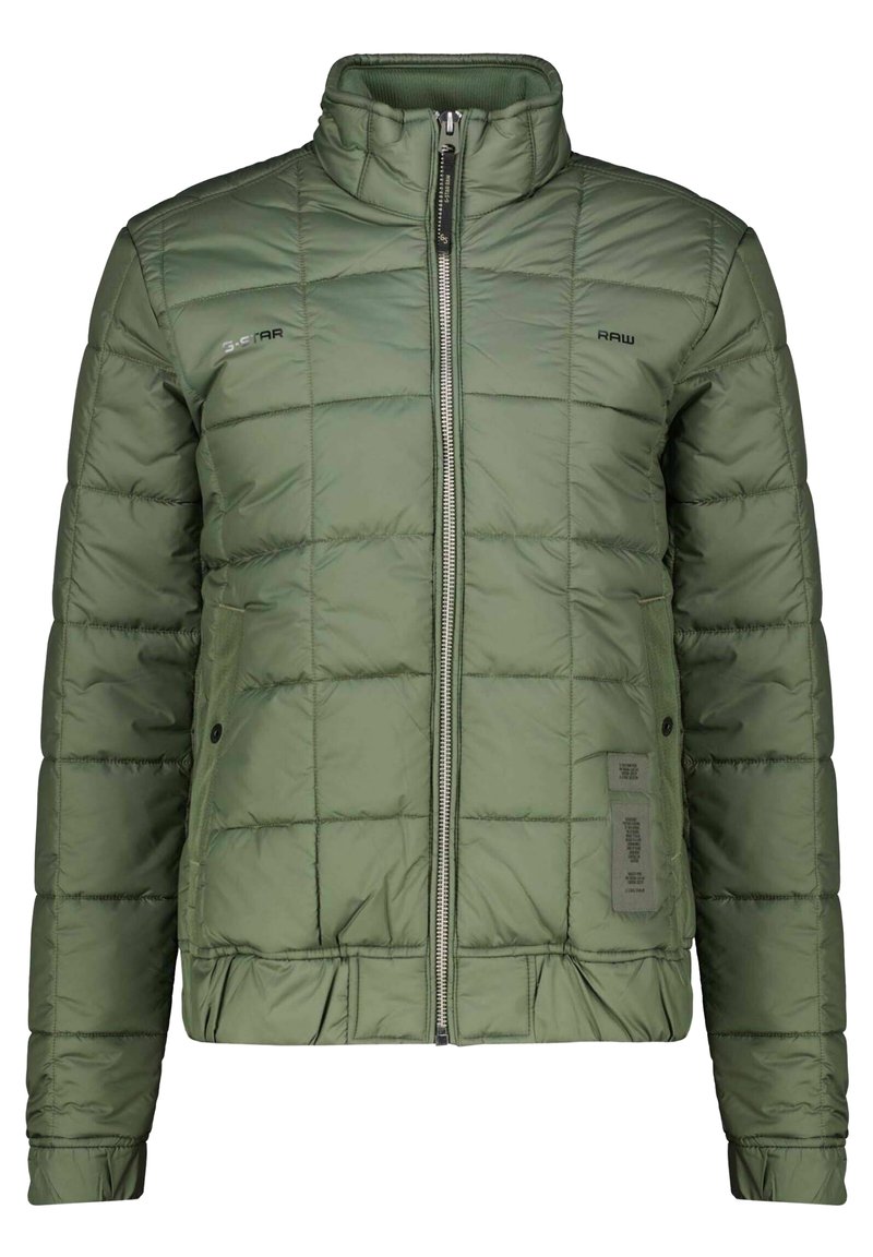 Zielona kurtka puchowa z wysokim kołnierzem, zamkiem błyskawicznym, pikowanym wzorem, elastycznymi mankietami i bocznymi kieszeniami. Materiał jest błyszczący i gładki.
