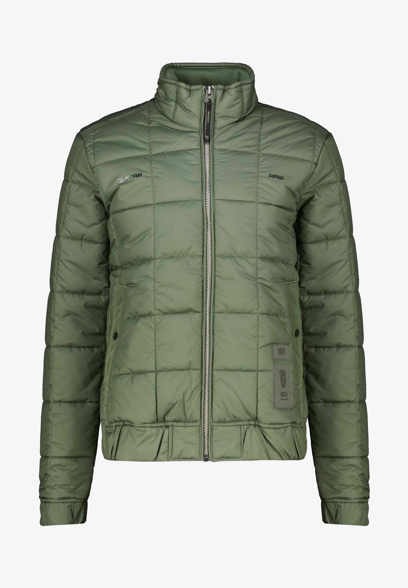 Zielona kurtka puchowa z wysokim kołnierzem, zamkiem błyskawicznym, pikowanym wzorem, elastycznymi mankietami i bocznymi kieszeniami. Materiał jest błyszczący i gładki.