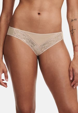 Bikini-Höschen mit Spitzenrand in einem Nude-Ton aus einem weichen Stoffmix. Verfügt über florale Spitzenakzente an den Seiten und einen glatten Bund.
