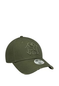 Olivgrüner Hut aus strukturiertem Stoff, mit einem gestickten Logo auf der Vorderseite, gebogenem Schirm und verstellbarem Riemen auf der Rückseite.