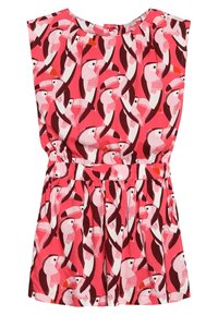 Krótki kombinezon z krótkim rękawem w różowym kolorze z wzorem kolorowych tukanu. Elastyczny pas, luźny krój i okrągły dekolt.