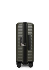 Valigia rigida verde oliva con texture a righe, maniglia laterale, lucchetto a combinazione e quattro ruote nere per la mobilità.