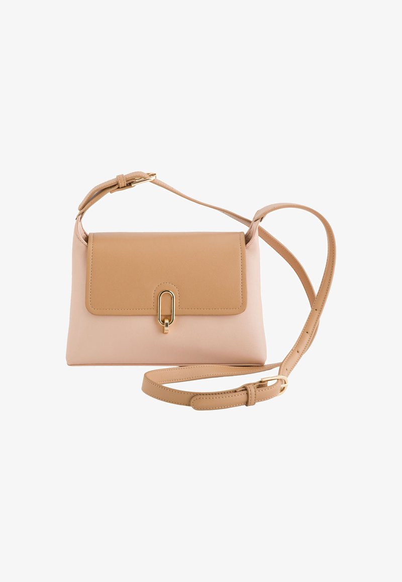 Strukturovaná kabelka z jemné růžové kůže s hnědým klopovým uzávěrem, zlatými kovovými prvky a nastavitelným popruhem. Obsahuje zapínání na klapku a hladký povrch.