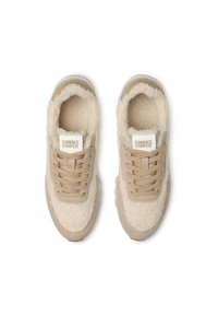 Baskets beiges avec un dessus texturé et pelucheux, dotées d'un talon lisse couleur beige, de lacets assortis et d'un onglet de langue avec logo. Semelle en caoutchouc avec adhérence.