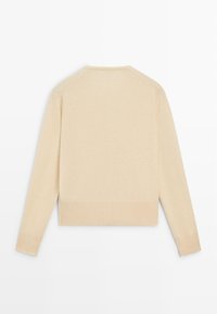 Beiger Strickpullover mit rundem Ausschnitt, Raglanärmeln und gerippten Bündchen. Weiche Textur, kürzere Länge, keine sichtbaren Muster oder Verzierungen.