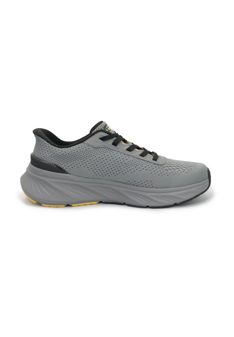 Scarpe da corsa da uomo con una tomaia in rete traspirante grigia, accenti neri e una suola spessa e testurizzata con dettagli gialli.