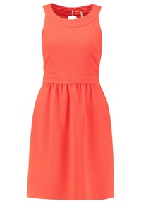 Korálové bezramínkové šaty s kulatým výstřihem, úzkým korpusem a nařaseným pasem. Vyrobené z texturované látky, s skrytým zipem na zadní straně.