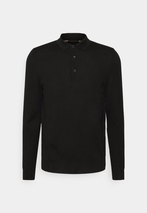 Schwarzes Langarm-Poloshirt mit drei Knöpfen und Kragen, mit dezentem, auf der linken Brust tätowiertem Logo.