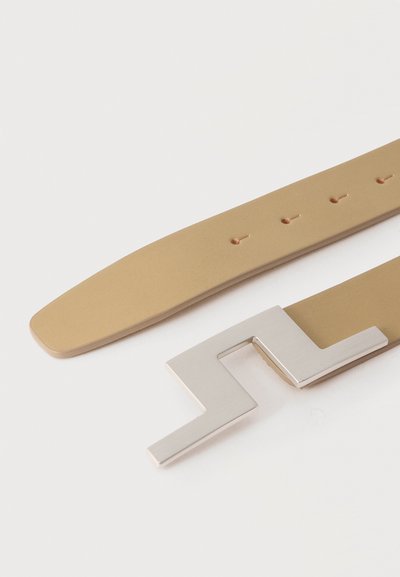 Δερμάτινη ζώνη ανοιχτού καφέ με ορθογώνια ασημένια αγκράφα που διαθέτει σκαλοπατιαστό γεωμετρικό σχέδιο και πολλαπλές τρύπες ρύθμισης.