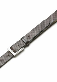 Brauner perforierter Lederstuhl mit einer silbernen Metallschnalle, der über mehrere Löcher zur Anpassung und ein elegantes Design verfügt.