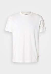 Hvid bomulds t-shirt med rund hals, korte ærmer og lige snit. Har et diskret mærke ved halsudskæringen.