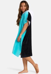 Kúpelňový pončo s kapucňou v tyrkysovej a čiernej farbe, s mäkkou froté tkaninou, krátkymi rukávmi a bočnými rozparkami pre jednoduchý pohyb.