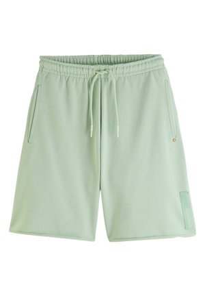 Shorts vert clair longueur genou avec taille élastique, cordon de serrage, poches latérales et petit patch logo sur la jambe droite.