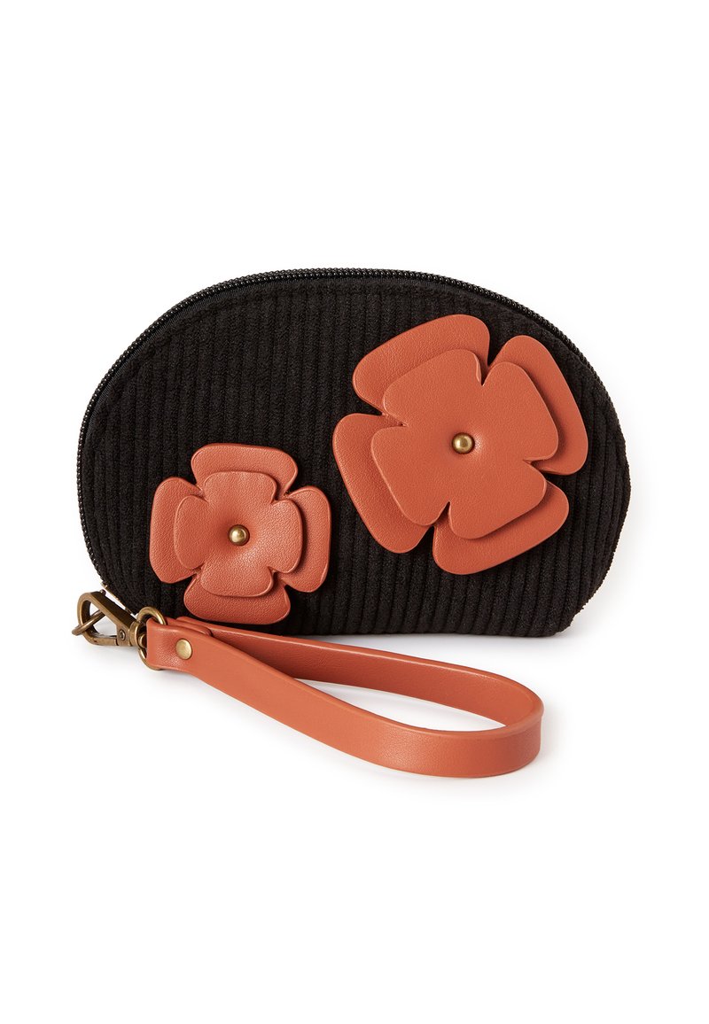 Bolsita de pana negra con dos aplicaciones de flores de cuero color coral; cuenta con un cierre de cremallera y una correa de muñeca a juego en color coral.