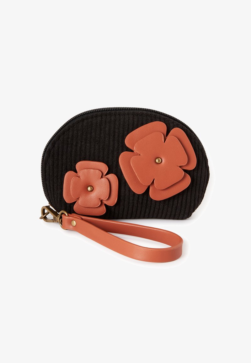 Bolsita de pana negra con dos aplicaciones de flores de cuero color coral; cuenta con un cierre de cremallera y una correa de muñeca a juego en color coral.