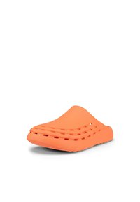 Orange Hausschuhe aus leichtem Material, mit einem geschwungenen Design, seitlichen Belüftungslöchern und einer strukturierten Sohle für besseren Halt.
