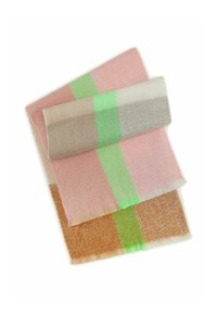 Écharpes en mélange de laine de couleur rose, gris et marron, avec de larges rayures vertes. Texture douce avec des bords frangés.