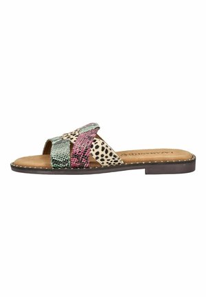 Sandalia plana tipo slide con tiras cruzadas en estampado de serpiente verde y rosa y beige con manchas negras, plantilla marrón y suela oscura.