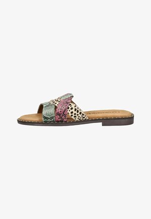 Sandalo flat con cinturini incrociati in stampa serpente verde e rosa e beige con macchie nere, sottopiede marrone e suola scura.