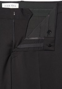 Pantaloni negri cu fermoar, închidere cu button și bucle pentru curea. Textură netedă cu o croială ajustată și detalii subtile de cusătură.