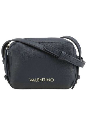 Bolso bandolera Valentino de cuero negro con textura, correa ajustable y logotipo en tono dorado en el frente.
