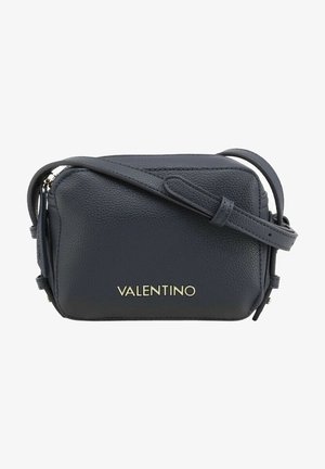 Bolso bandolera Valentino de cuero negro con textura, correa ajustable y logotipo en tono dorado en el frente.