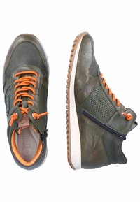 Baskets montantes en cuir vert foncé avec des lacets et des accents orange, des panneaux latéraux perforés et une fermeture éclair sur le côté. Semelle en caoutchouc pour une meilleure adhérence.