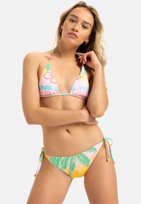 Zestaw bikini z wielokolorowym wzorem kwiatowym, z różowym stanikiem w kształcie trójkąta i zielonym dołem, wiązanym na regulowanych sznurkach po bokach.