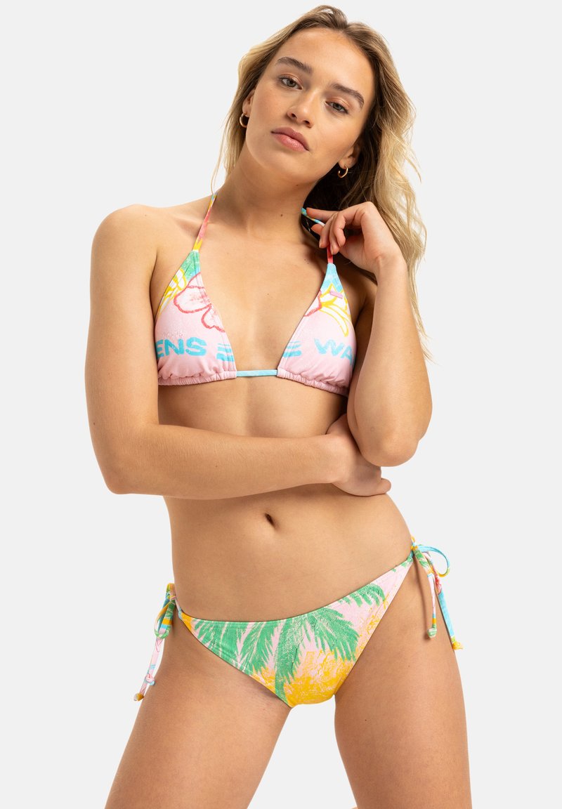Zestaw bikini z wielokolorowym wzorem kwiatowym, z różowym stanikiem w kształcie trójkąta i zielonym dołem, wiązanym na regulowanych sznurkach po bokach.