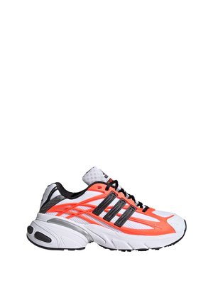 Chaussure de sport blanche avec des accents orange, des bandes noires et des lacets noirs, vue de côté extérieur sur fond blanc.