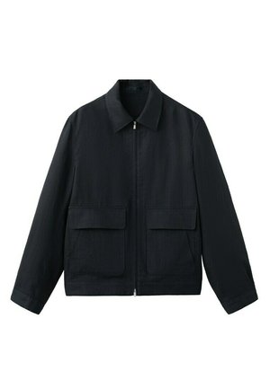 Zwarte jas met ritssluiting, kraag en twee grote vierkante voorzakken met kleppen, weergegeven tegen een witte achtergrond.