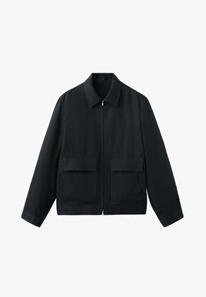 Črna jakna z zadrgo in ovratnikom ter dvema velikima kvadratnima sprednjima žepoma s pokrovčki, prikazana na belem ozadju.