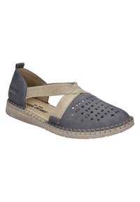 Scarpe grigie in pelle senza lacci con cinghie elastiche incrociate beige, design perforato sulla punta e bordo della suola in fibra di giuta intrecciata.
