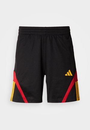 Shorts de sport noirs avec des accents diagonaux rouges et jaunes. Ils possèdent une ceinture élastique et le logo Adidas en jaune sur le devant.