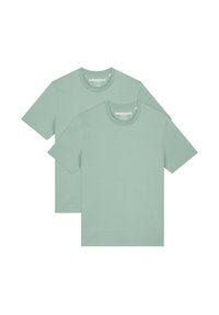 Deux t-shirts verts clair à manches courtes en coton doux, avec un col rond et un design simple et sans couture.
