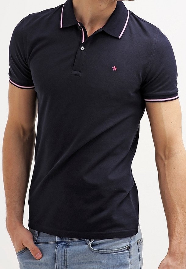 Polo navy con cuello de rayas rosas, mangas cortas y un pequeño logo en el pecho. Hecho de una suave tela de algodón, diseño ajustado.