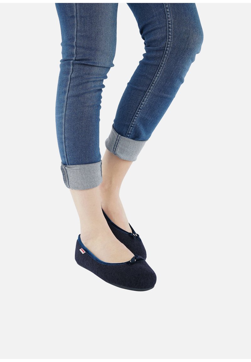 Ballerine color navy realizzate in morbido tessuto, dotate di punta arrotondata, un piccolo fiocco decorativo e una suola nera flessibile. Indossate con jeans risvoltati.