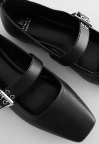 Next EYELET MARY JANE - Ballerine con cinturino - black