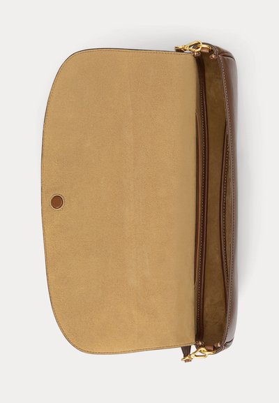 Brun skuldertaske i læder med åben klap, der viser beige ruskind indvendig foring og guldfarvet metalspænde og hardwaredetaljer.