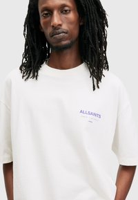 AllSaints UNDERGROUND CREW - Nyomott mintás póló - ashen white purple