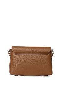 Borsa a tracolla in pelle marrone con superficie texturizzata, forma rettangolare, chiusura a pattina e tracolla rimovibile.
