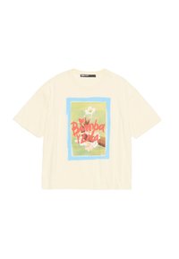 Kremowy T-shirt o luźnym fasonie, z grafiką przedstawiającą kwiaty oraz napisem "Bimba Y Lola" w czerwieni na zielono-niebieskim tle.