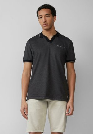 Donkergrijs polo shirt met een v-hals, korte mouwen en een contrasterende zwarte kraag. Bevat een klein borstzakje en subtiele stikdetails.