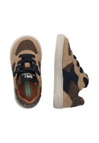 Tan en bruine suède sneakers met marineblauwe accenten, ronde neus, textuurleer overlay en zwarte veters. Met een logotag op de tong.