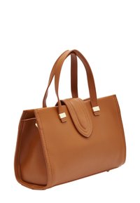 Bruine leren handtas met een gestructureerde vorm, dubbele korte handgrepen en een klep met gouden hardwareaccenten. Soepele textuur.